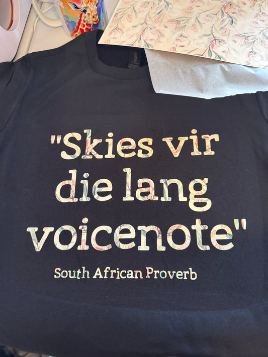 Funny Afrikaans T-shirt, skuus vir die lang voicenote. South African proverb ladies tee